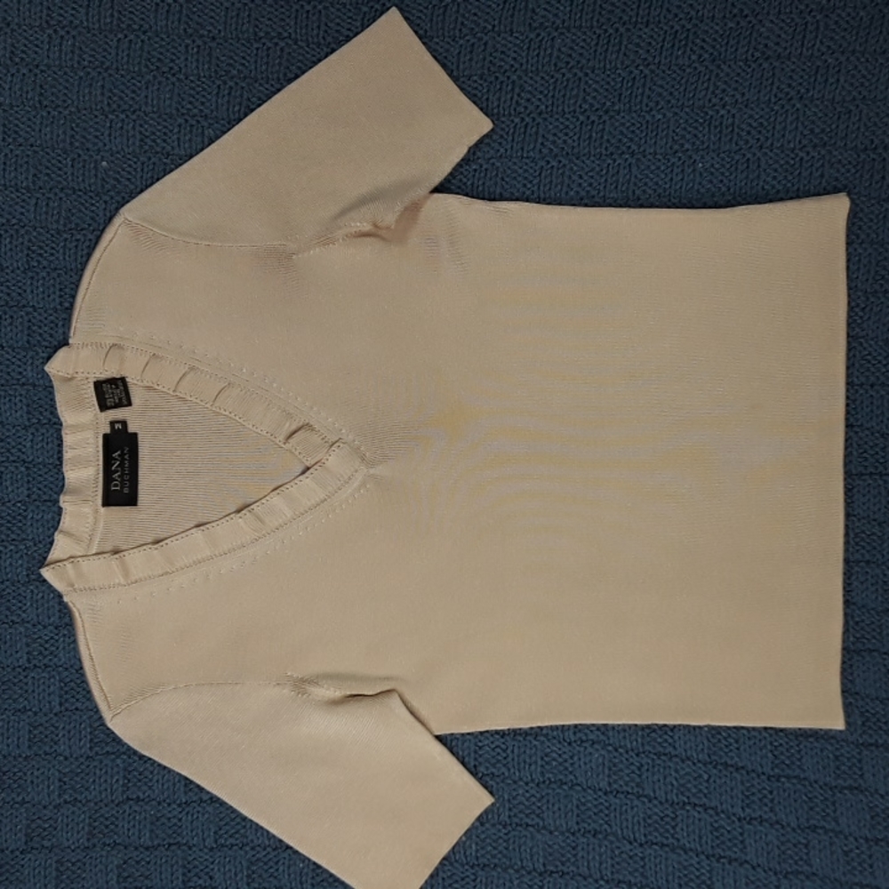 Dana Buchman 100% Silk Short Sleeve Ruffle V-Neck Pullover Sweater Medium Beige